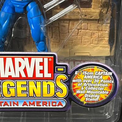 LOT 59: Marvel Legends Series 1 Captain America - Toy Biz 2002