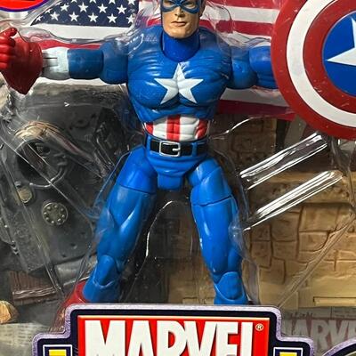 LOT 59: Marvel Legends Series 1 Captain America - Toy Biz 2002