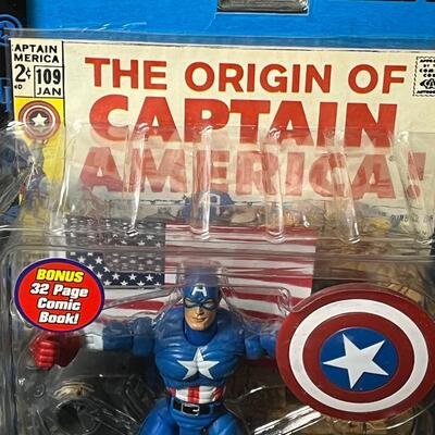 LOT 59: Marvel Legends Series 1 Captain America - Toy Biz 2002