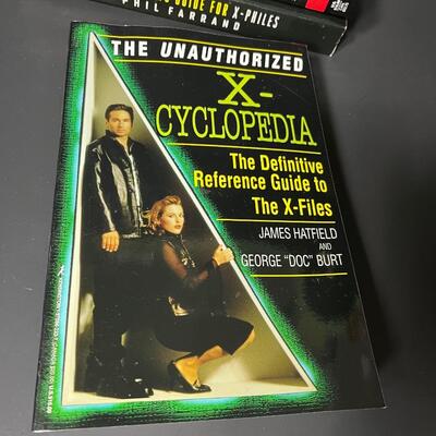 LOT 68: Big Lot of X-Files Books & Magazines