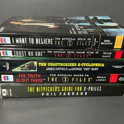 LOT 68: Big Lot of X-Files Books & Magazines