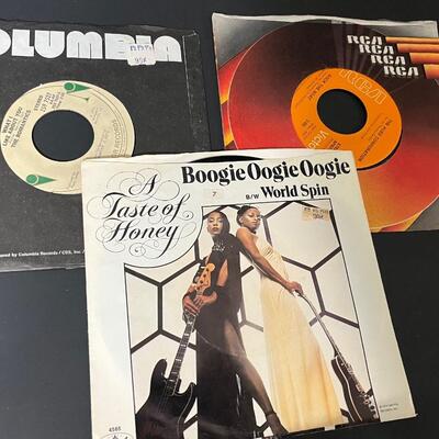 LOT 92: 40+ 45 RPM Singles in Vintage Case  - Lots of Disco