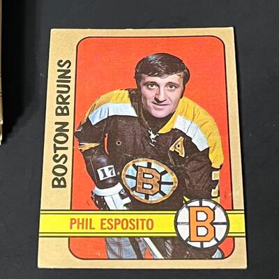 LOT 94: 1972-73 NHL Topps Hockey Cards