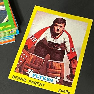 LOT 95: Topps 1973-74 NHL Hockey Cards