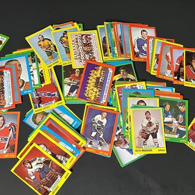 LOT 95: Topps 1973-74 NHL Hockey Cards