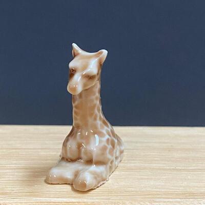 LOT 102: Wade England Mini Figurines