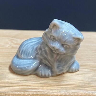 LOT 102: Wade England Mini Figurines