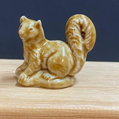 LOT 102: Wade England Mini Figurines