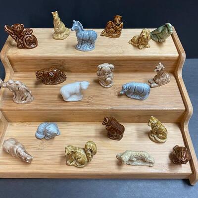 LOT 102: Wade England Mini Figurines