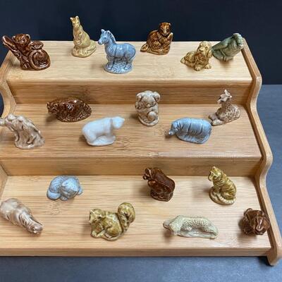 LOT 102: Wade England Mini Figurines