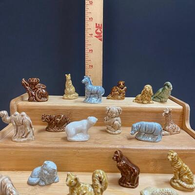 LOT 102: Wade England Mini Figurines