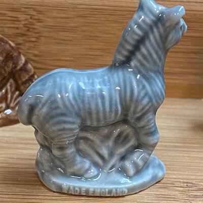 LOT 102: Wade England Mini Figurines