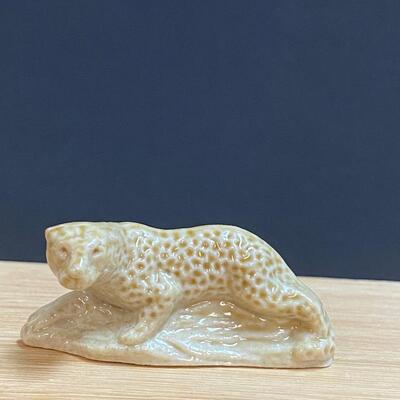 LOT 102: Wade England Mini Figurines