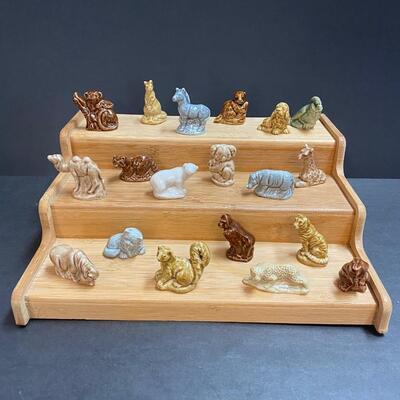 LOT 102: Wade England Mini Figurines