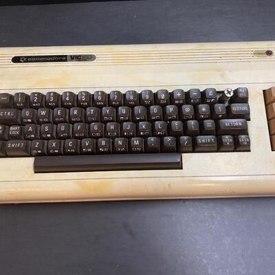LOT 107: Commodore & Games