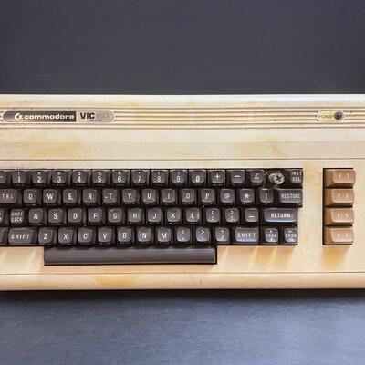 LOT 107: Commodore & Games
