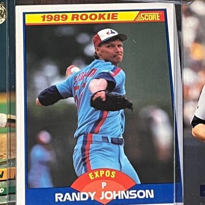 LOT 207: Big Lot of Baseball Cards
