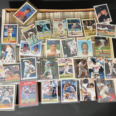 LOT 207: Big Lot of Baseball Cards