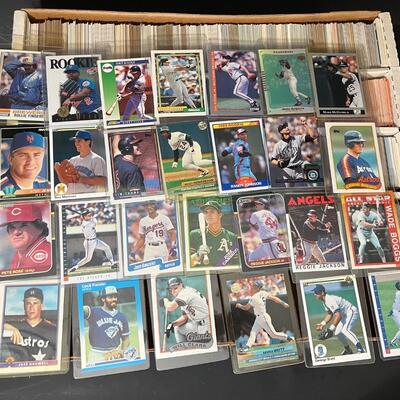 LOT 207: Big Lot of Baseball Cards