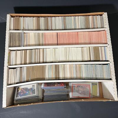LOT 207: Big Lot of Baseball Cards