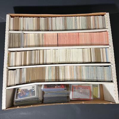 LOT 207: Big Lot of Baseball Cards