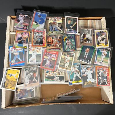 LOT 207: Big Lot of Baseball Cards