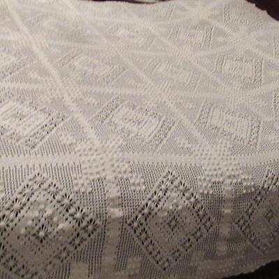 BEAUTIFUL Vintage QUEEN SIZE Crocheted Bedspread Nice Shape, Lovely Pattern