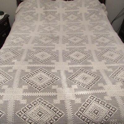 BEAUTIFUL Vintage QUEEN SIZE Crocheted Bedspread Nice Shape, Lovely Pattern