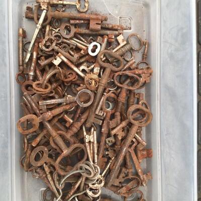132 Box of Vintage & Antique Keys