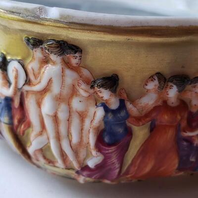 Small Capodimonte bowl with Lid, carvings of figures and babies