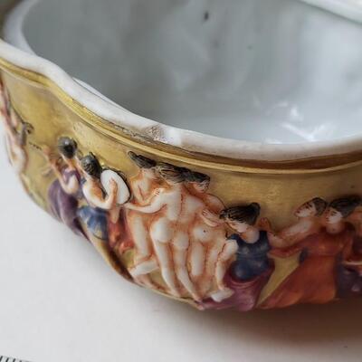 Small Capodimonte bowl with Lid, carvings of figures and babies