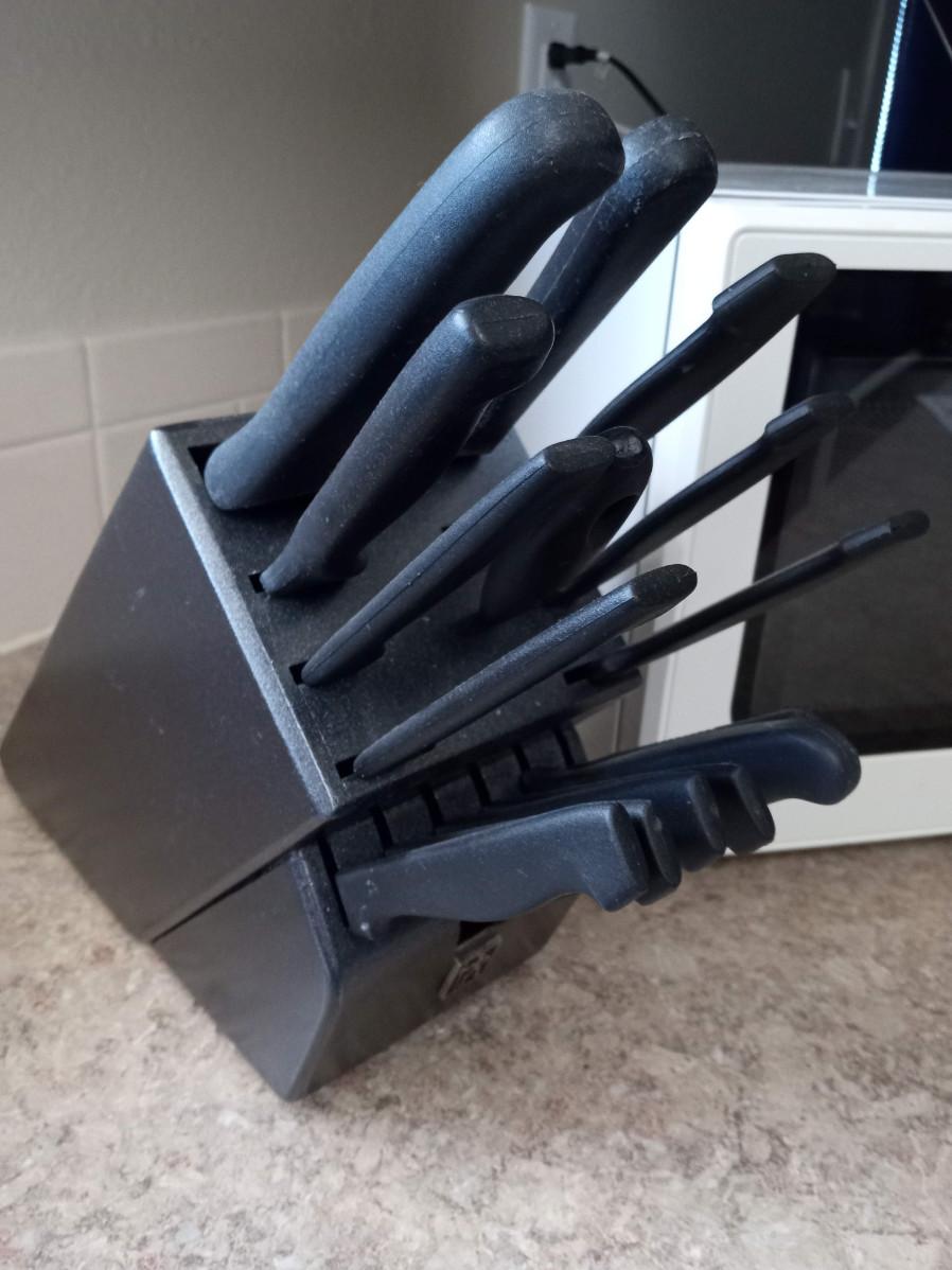 LOT 320 SMALL RIVAL MICROWAVE AND GINSU KNIVES IN A BLOCK