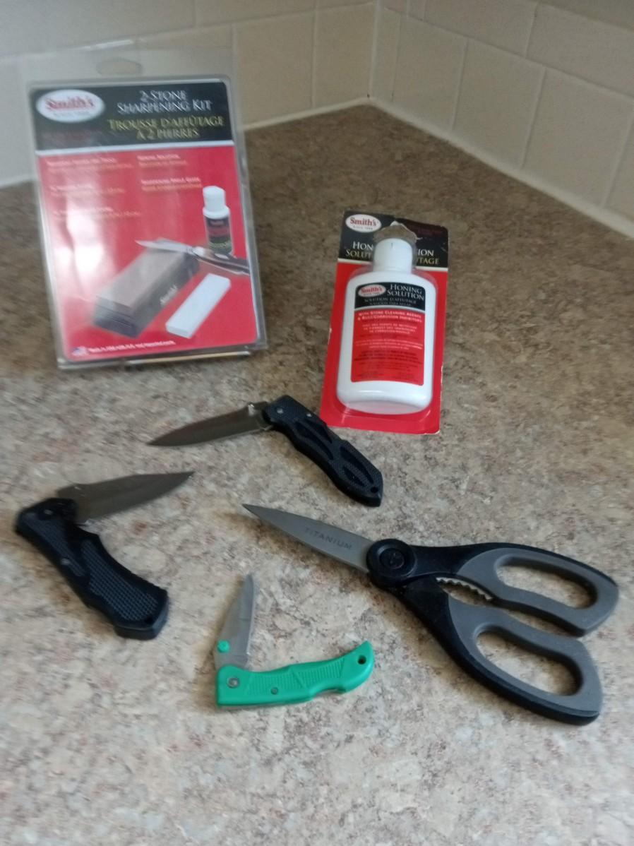 LOT 342 FOLDING KNIVES, STONE SHARPENING KIT AND CLAUSS SCISSORS