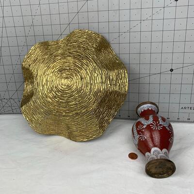 #62 Small Dragon Vase & Gold Centerpiece