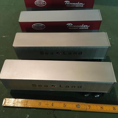 4 Cargo train cars O Scale