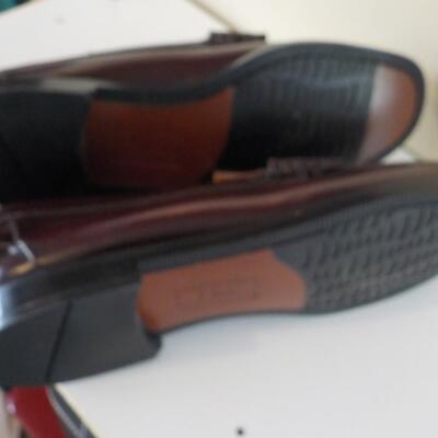 Men's new " Florsheim" Leather loafers, sz. 9.5.
