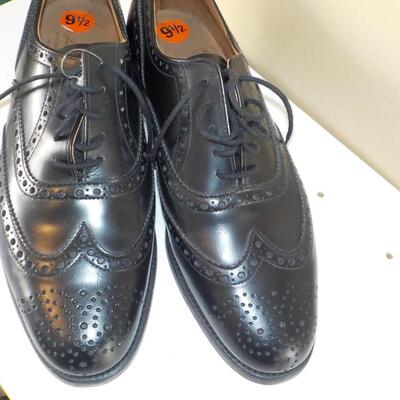 Black Men's Leather Wing tip shoes by " James Warwick". sz. 9.5