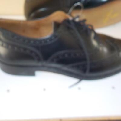 Black Men's Leather Wing tip shoes by " James Warwick". sz. 9.5