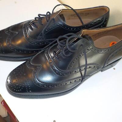 Black Men's Leather Wing tip shoes by " James Warwick". sz. 9.5