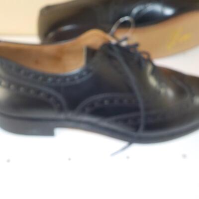 Black Men's Leather Wing tip shoes by " James Warwick". sz. 9.5