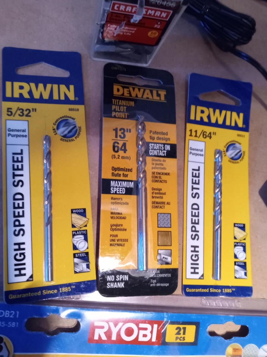 LOT 383 CORDLESS DRILL AND A GREAT VARIETY OF BITS AND ATTACHMENTS