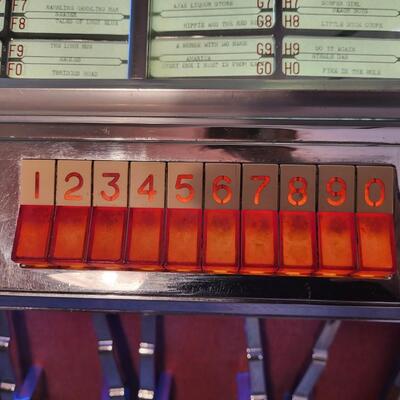 SEEBURG SELECT-O-MATIC MODEL HFI00R-D RECORD JUKEBOX - WORKS