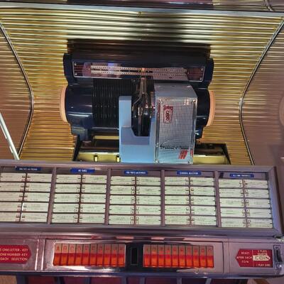 SEEBURG SELECT-O-MATIC MODEL HFI00R-D RECORD JUKEBOX - WORKS