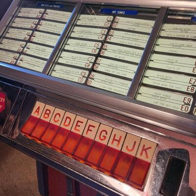 SEEBURG SELECT-O-MATIC MODEL HFI00R-D RECORD JUKEBOX - WORKS
