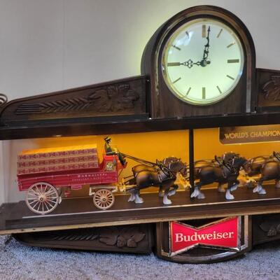 VINTAGE WORKING BUDWEISER CLYDESDALE LIGHTED CLOCK