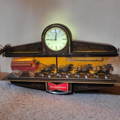 VINTAGE WORKING BUDWEISER CLYDESDALE LIGHTED CLOCK