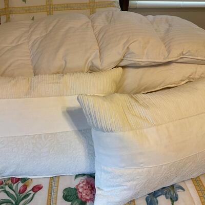 Full Size Down comforter with 2 pillows
