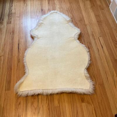 Small sheep skin rug