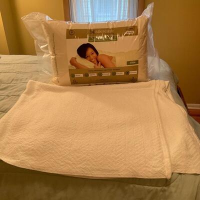 Jumbo firm 2 pack pillow NIB and blanket