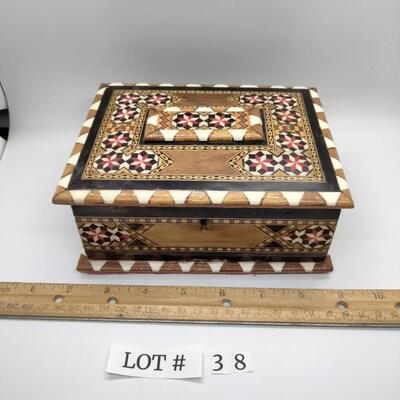 Lot 38 - Vintage Inlaid Wood jewelry box